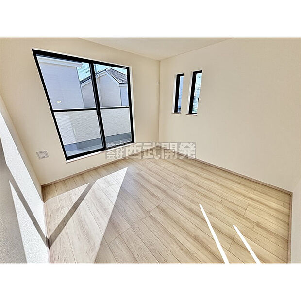 穏やかな日差しと心地よい風が吹き抜ける窓配置