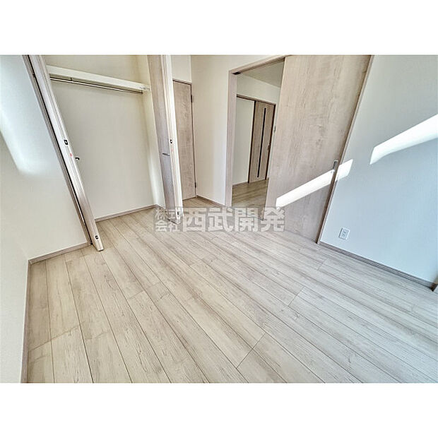 洋服などをすべて収納して室内空間は広々快適