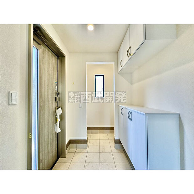 シューズボックスのほかに土間収納スペースがございます。ベビーカーやゴルフバッグなどの収納に重宝します。