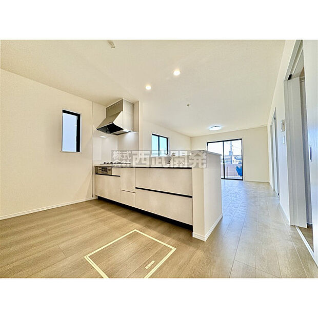 空間の広がりを演出するオープン式対面キッチンです。視界を遮らないのでゆとりの空間が生まれます。