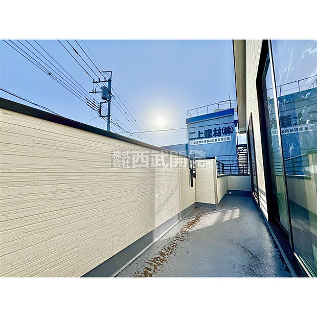 太陽の光が射し込むバルコニーは、洗濯物を干すのが楽しくなりますね。