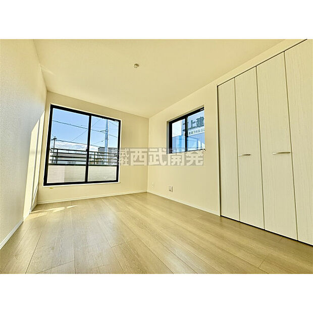 洋服などをすべて収納して室内空間は広々快適