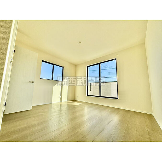 穏やかな日差しと心地よい風が吹き抜ける窓配置