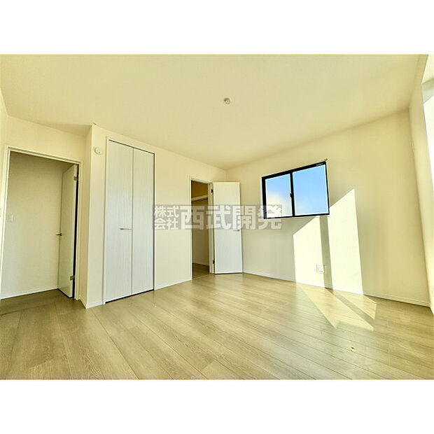 洋室は日当り・通風ともに良好です。明るい部屋はそれだけで気分が晴れやかになりますね。