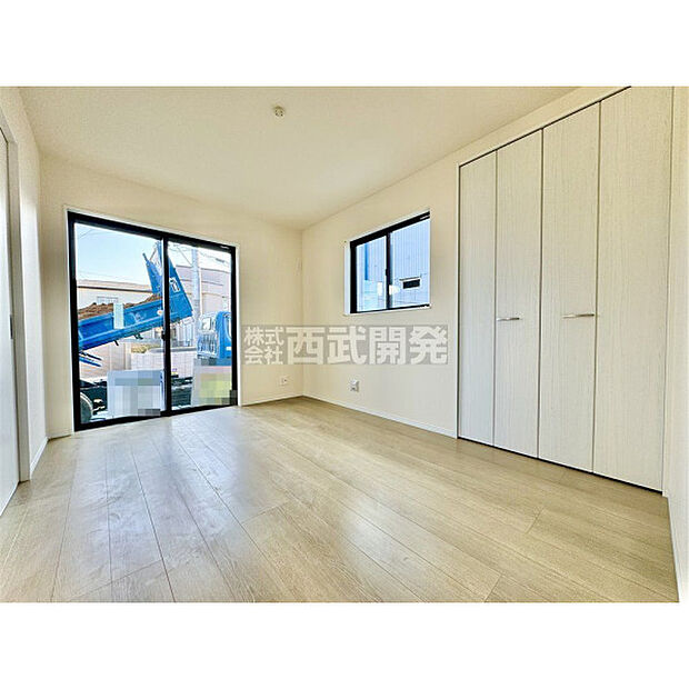 洋室は日当り・通風ともに良好です。明るい部屋はそれだけで気分が晴れやかになりますね。