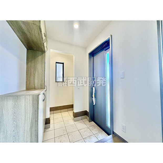 シューズボックスのほかに土間収納スペースがございます。ベビーカーやゴルフバッグなどの収納に重宝します。