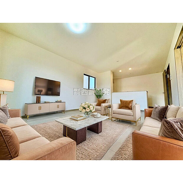 配置してある家具や小物はCGによるイメージです。柔らかな光が射し込む家族団らんのLDK