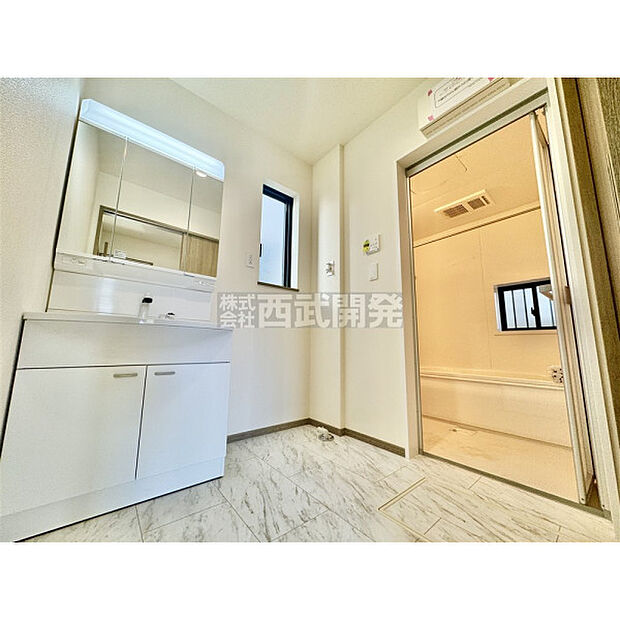 収納力と機能性に優れた三面鏡洗面化粧台です。鏡の裏は収納スペースになっていますので、すっきり清潔に保てます。