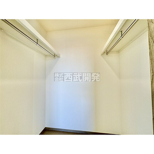 大容量のウォークINクローゼット付、衣類や鞄のほかに、かさばる荷物や季節物もスッキリ片付きます。