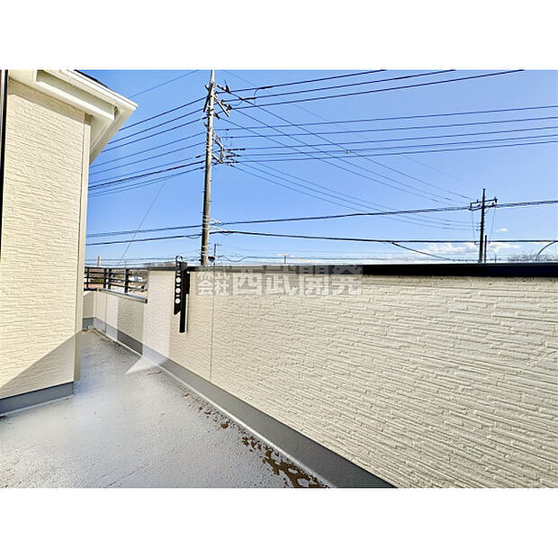 ワイドなバルコニーで洗濯物もお布団も、たくさん干せます。広いバルコニーは使い勝手が良好です。