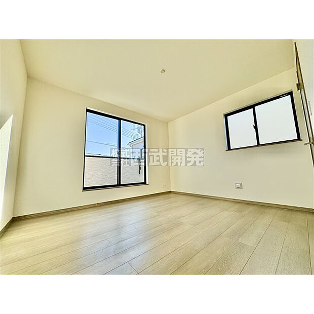 洋室は日当り・通風ともに良好です。明るい部屋はそれだけで気分が晴れやかになりますね。