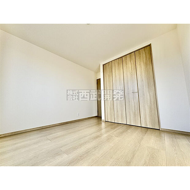 洋服などをすべて収納して室内空間は広々快適