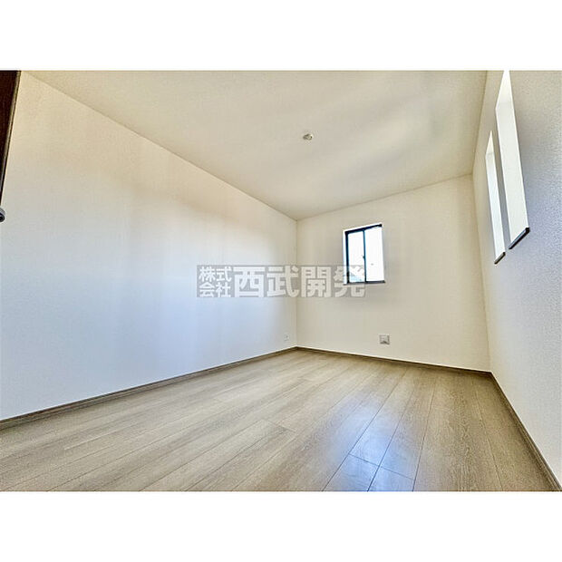 穏やかな日差しと心地よい風が吹き抜ける窓配置