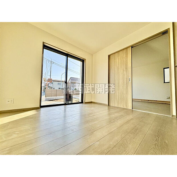 洋室は日当り・通風ともに良好です。明るい部屋はそれだけで気分が晴れやかになりますね。