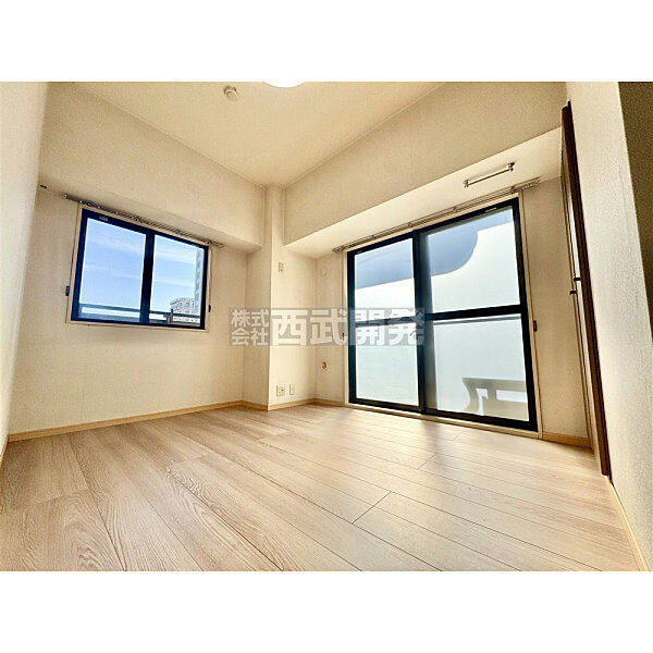 明かり取りの窓が一つあるだけでお部屋の印象がぐっと変わります。細やかな気遣いが感じられるこだわりですね。