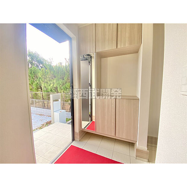 シューズボックスには鏡が付いているので、外出前の身支度チェックができます。