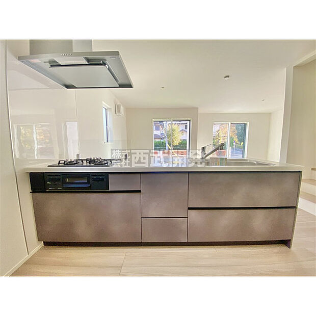 対面キッチンを採用、お料理しながら会話に参加できます