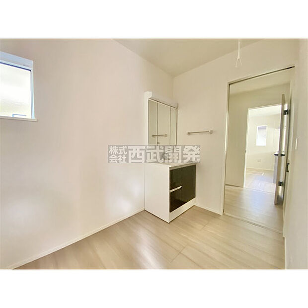 三面鏡、ハンドシャワー付きの洗面化粧台でラクラク朝シャン