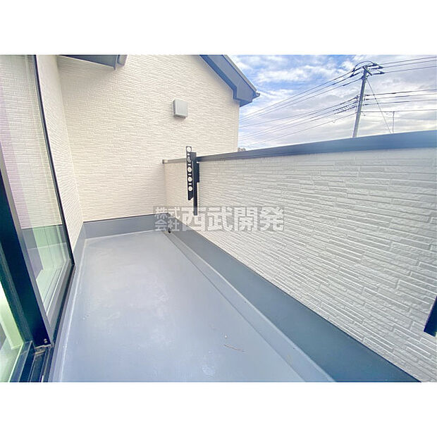 お洗濯物やお布団を干すのに十分なスペースです