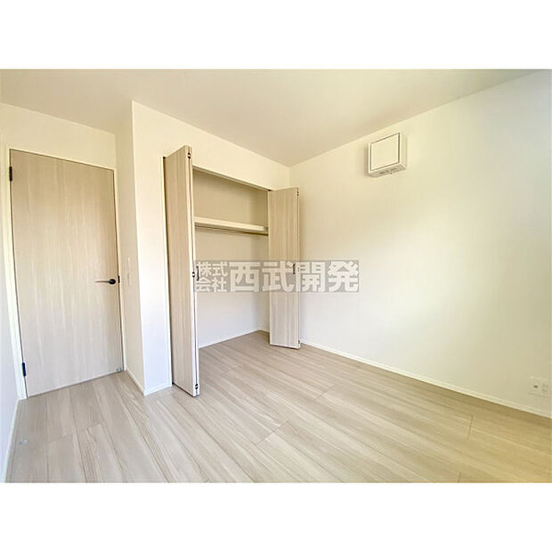 洋服などをすべて収納して室内空間は広々快適