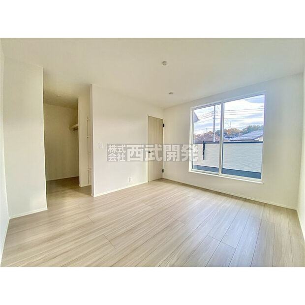 たっぷりの陽光と心地よい風が舞い込む室内