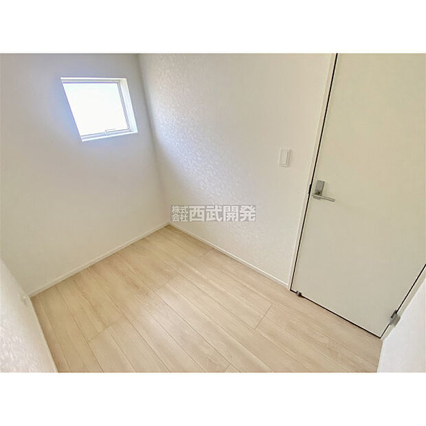明かり取りの窓が一つあるだけでお部屋の印象がぐっと変わります。細やかな気遣いが感じられるこだわりですね。