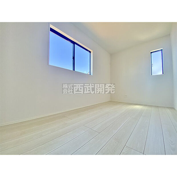 明かり取りの窓が一つあるだけでお部屋の印象がぐっと変わります。細やかな気遣いが感じられるこだわりですね。