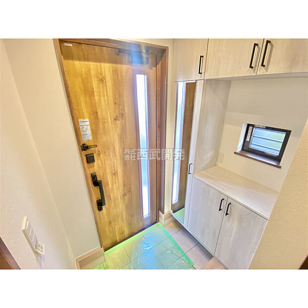 身だしなみチェックもできるミラー付シューズBOX(12月19日撮影)