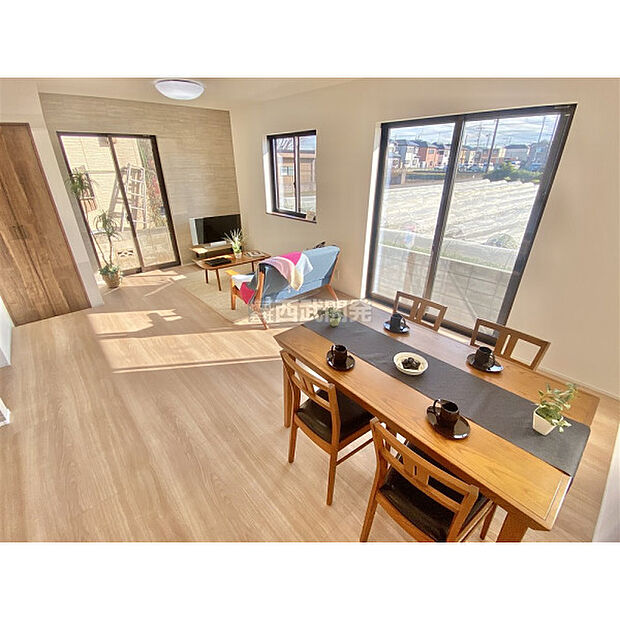 大きな窓からの暖かな日差しが家族を包み込んでくれます（12月19日撮影）