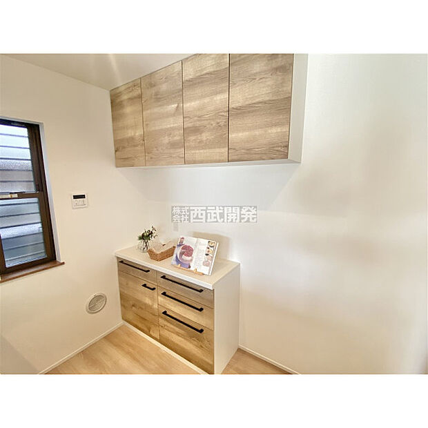 キッチンと同じデザインの収納付。統一感が増しました(12月19日撮影)