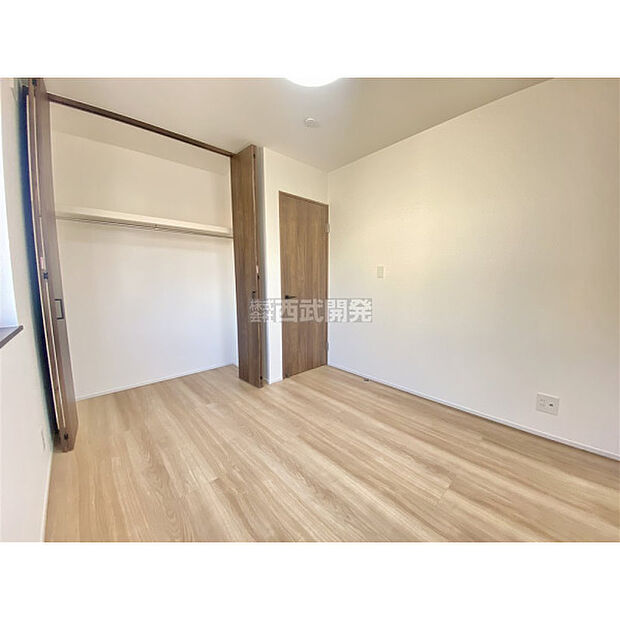 部屋ごとに設けた収納は住みやすさへのこだわり(12月19日撮影)