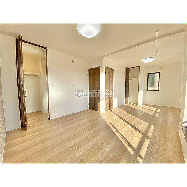 洋服などをすべて収納して室内空間は広々快適(12月19日撮影)