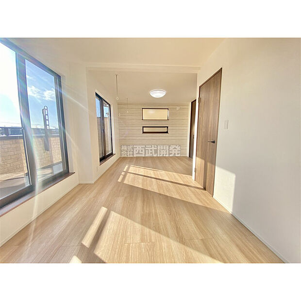 大きな窓が室内にやさしい陽射しを運んでくれます(12月19日撮影)