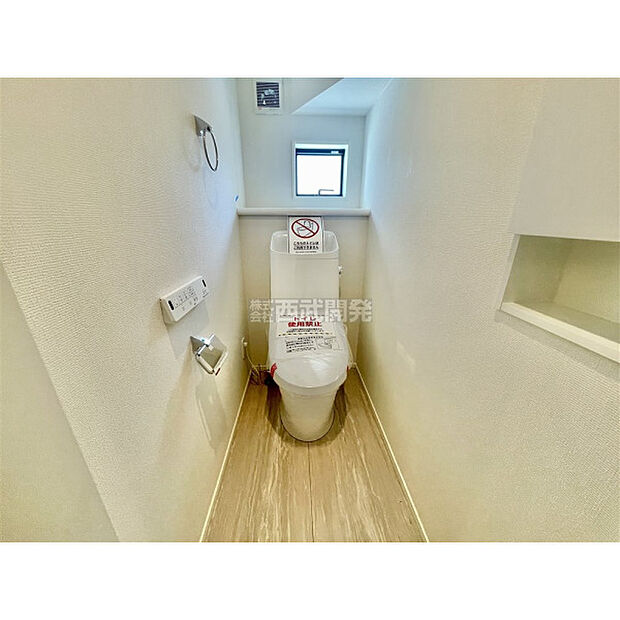 トイレについた小窓は換気に役立ちます。その他暗くなりがちな空間も明るくなりますよ。