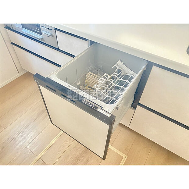 食器洗浄機を標準搭載。あらいものは毎日のこと、あれば何かと便利な設備です。
