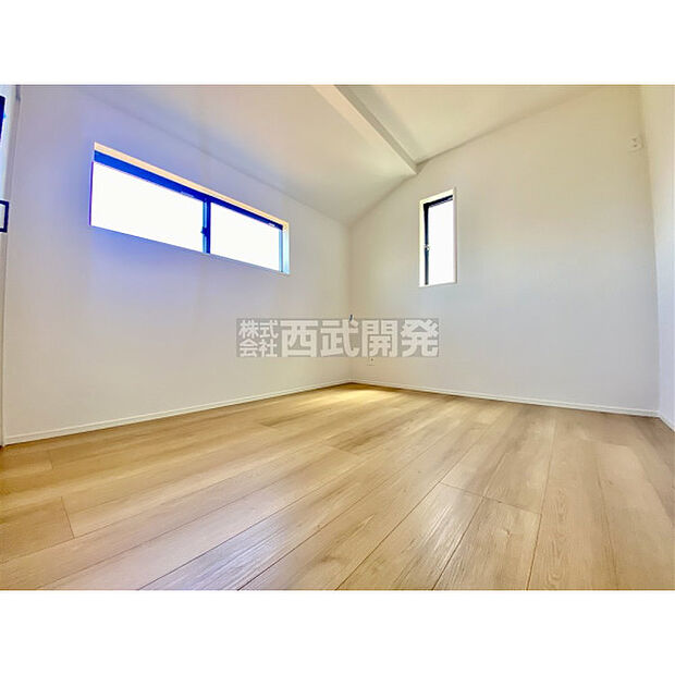 明かり取りの窓が一つあるだけでお部屋の印象がぐっと変わります。細やかな気遣いが感じられるこだわりですね。