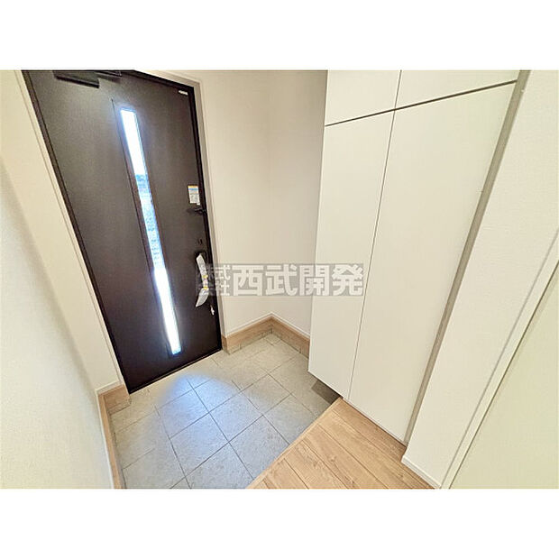 大きなシューズボックス。中の棚板は可動式なのでブーツや長靴なども楽々収納できます。