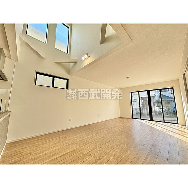 リビングの吹き抜けが特徴的です。開放感のある空間を演出してくれます。ダイニングテーブルでの食事が楽しみになりそうですね。