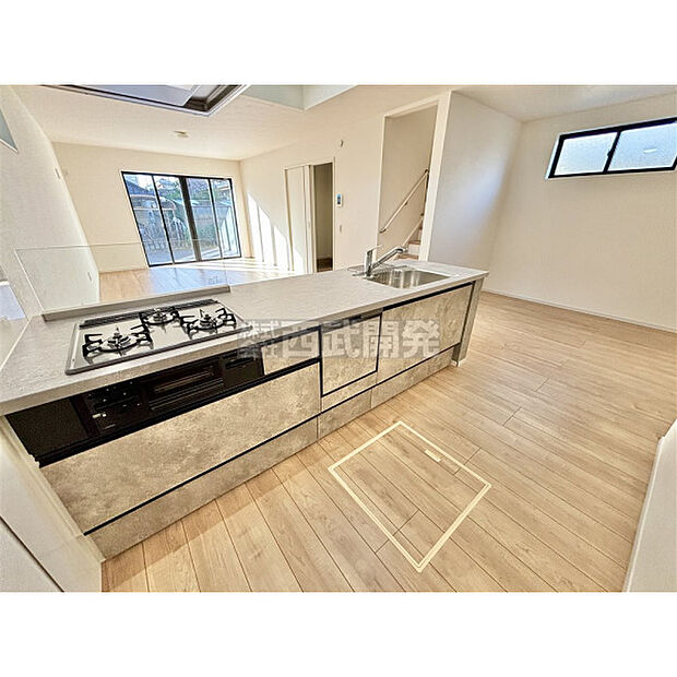 料理中もリビングの家族に目が届く対面カウンターキッチン。食器洗い乾燥機付きなので、食後はゆっくり家族だんらんを楽しめます