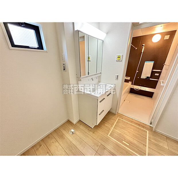 収納力と機能性に優れた三面鏡洗面化粧台です。鏡の裏は収納スペースになっていますので、すっきり清潔に保てます。