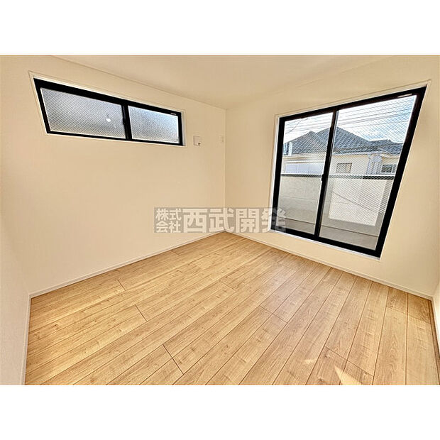 洋室は日当り・通風ともに良好です。明るい部屋はそれだけで気分が晴れやかになりますね。