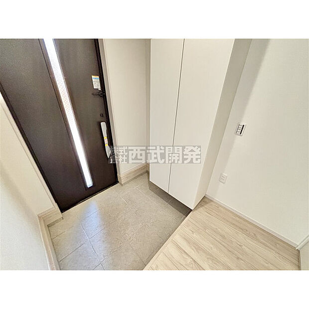 大きなシューズボックス。中の棚板は可動式なのでブーツや長靴なども楽々収納できます。