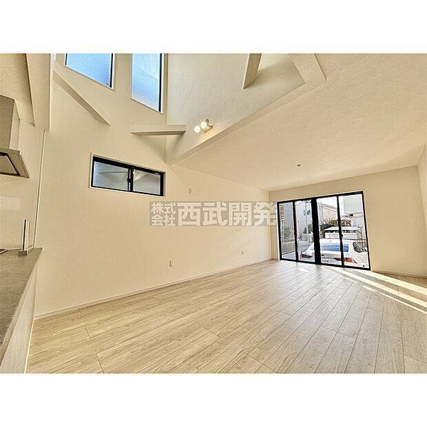 吹き抜けのあるリビングスペースは開放感に溢れています。明かりも取り入れてくれるので、家族みんなも自然と笑顔が溢れます。