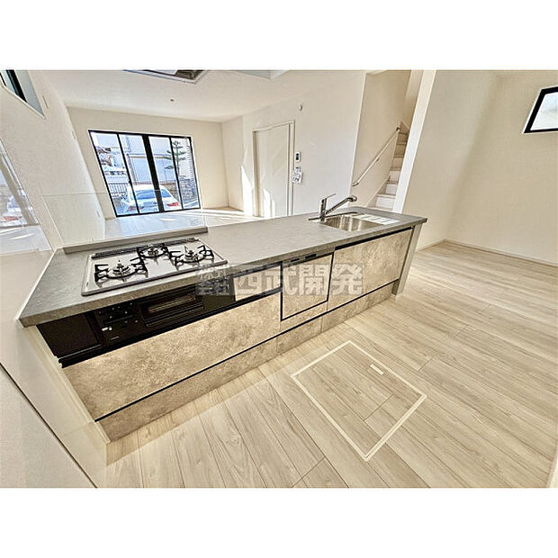 空間の広がりを演出するオープン式対面キッチンです。視界を遮らないのでゆとりの空間が生まれます。