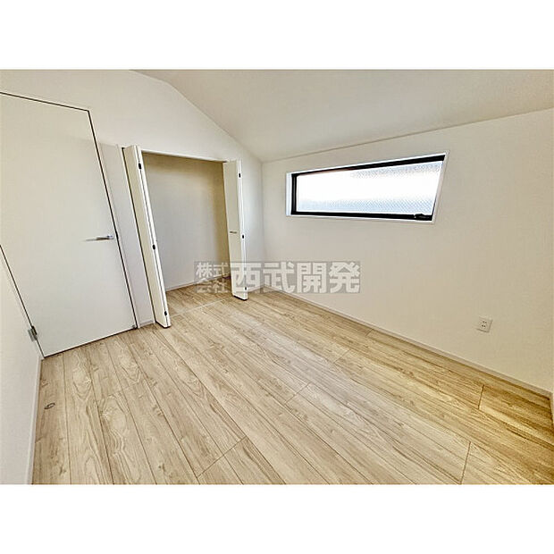 洋服などをすべて収納して室内空間は広々快適