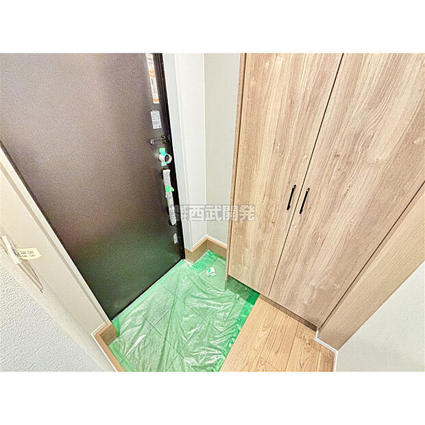 大きなシューズボックス。中の棚板は可動式なのでブーツや長靴なども楽々収納できます。