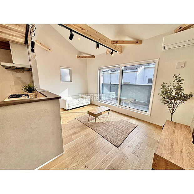 リビングの吹き抜けが特徴的です。開放感のある空間を演出してくれます。ダイニングテーブルでの食事が楽しみになりそうですね。