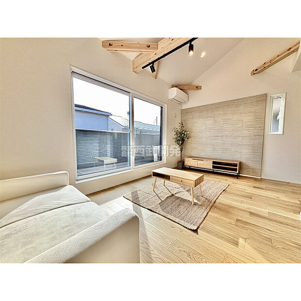 吹き抜けのあるリビングスペースは開放感に溢れています。