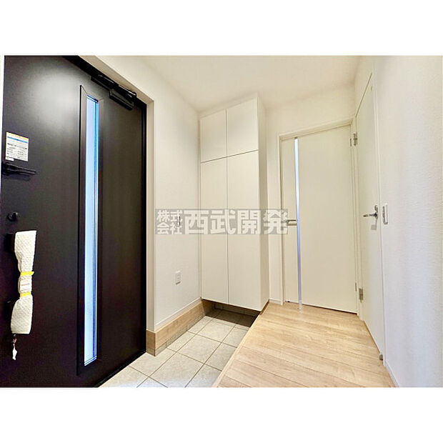 大きなシューズボックス。中の棚板は可動式なのでブーツや長靴なども楽々収納できます。