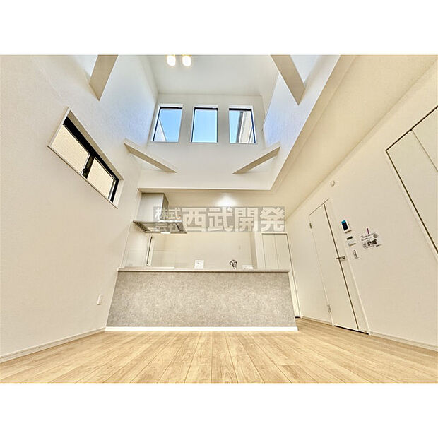 大きな窓から溢れる太陽の光に包まれた明るい生活がイメージできます。